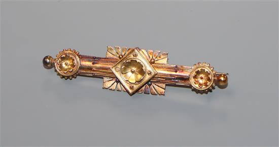 An Edwardian 15ct yellow metal bar brooch, 5cm.